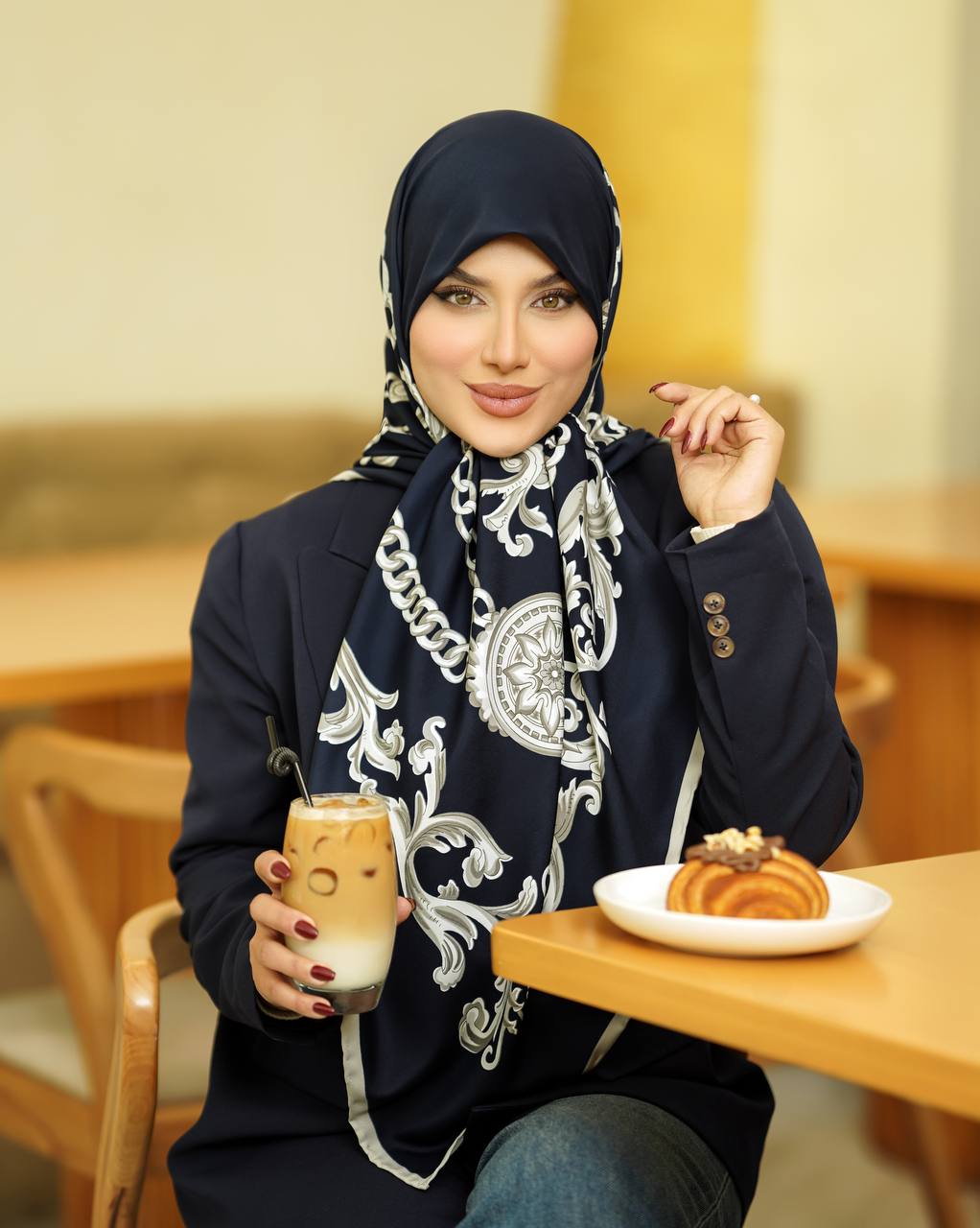 روسری ابریشم توییل سرمه ای تیره قواره بزرگ مجلسی