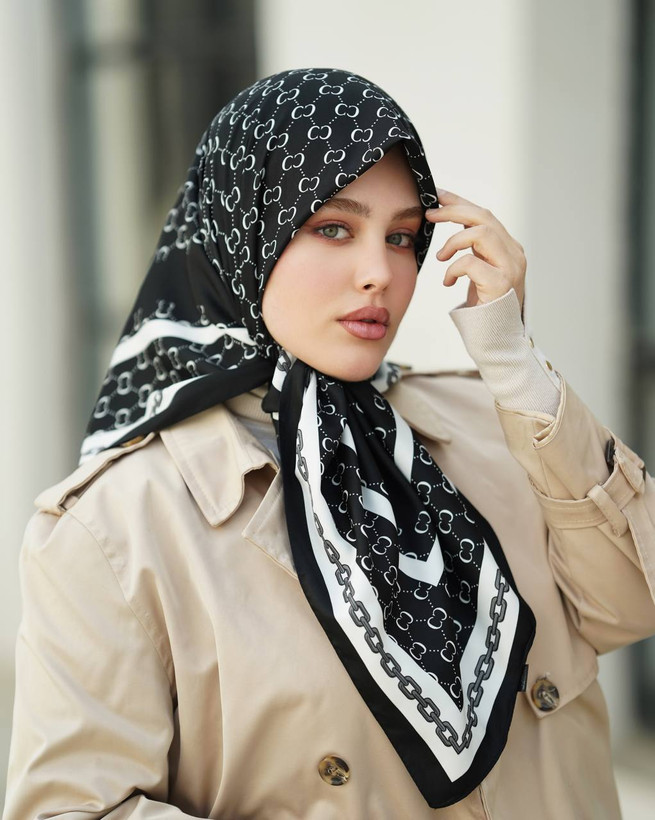 روسری ابریشم توییل مشکی قواره 90 وارداتی طرح گوچی